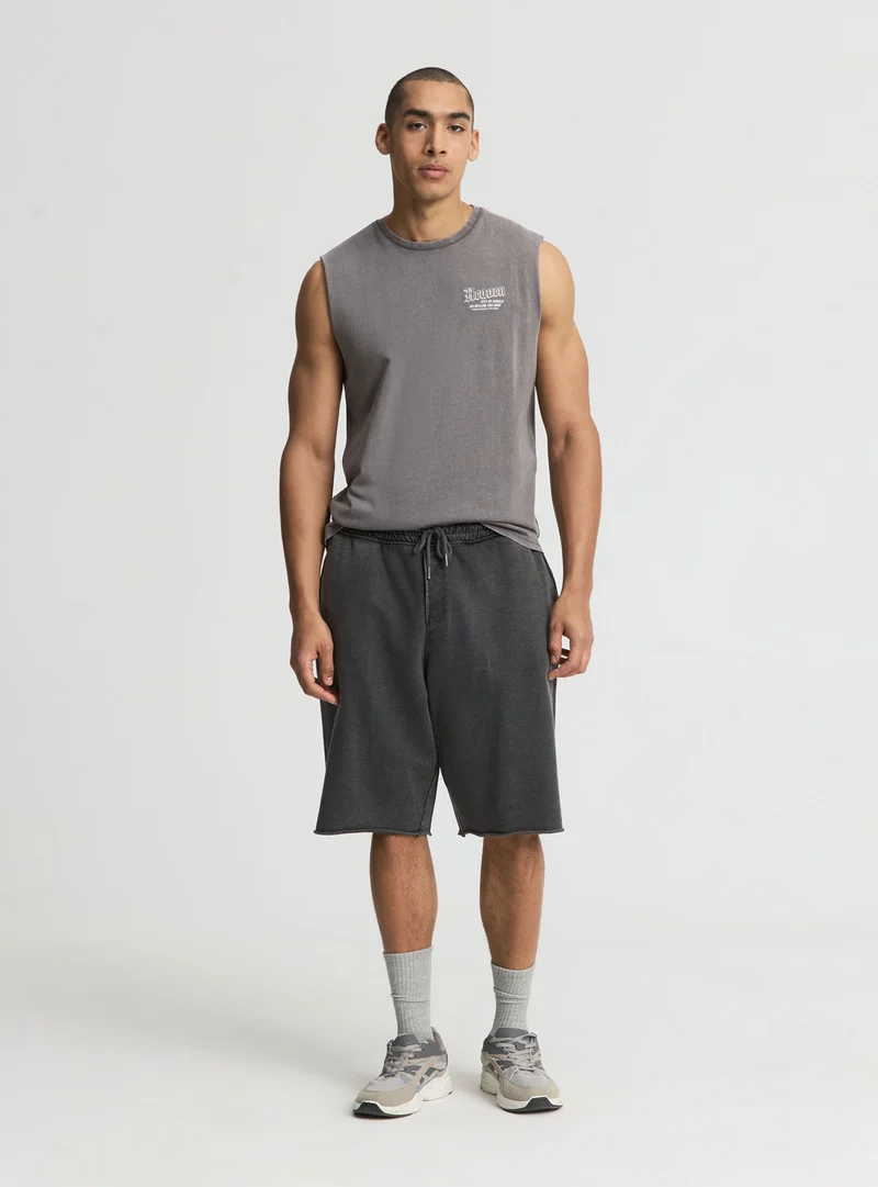 T-shirt smanicata con scritta gotica