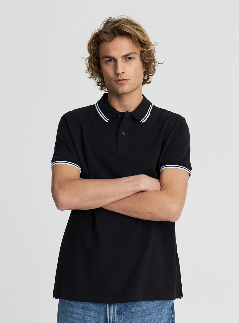 T-shirt polo con profili a contrasto