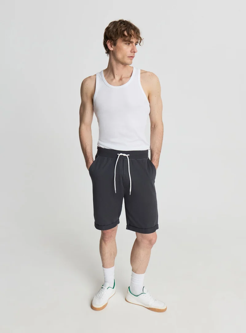 Pantaloni tuta chino corti