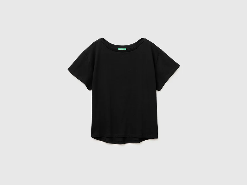 T-shirt con scollo a barchetta