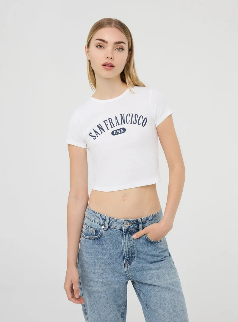 T-shirt con stampa college