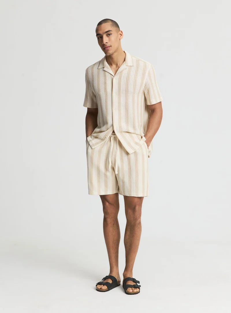 Pantaloncini a righe in crochet con coulisse