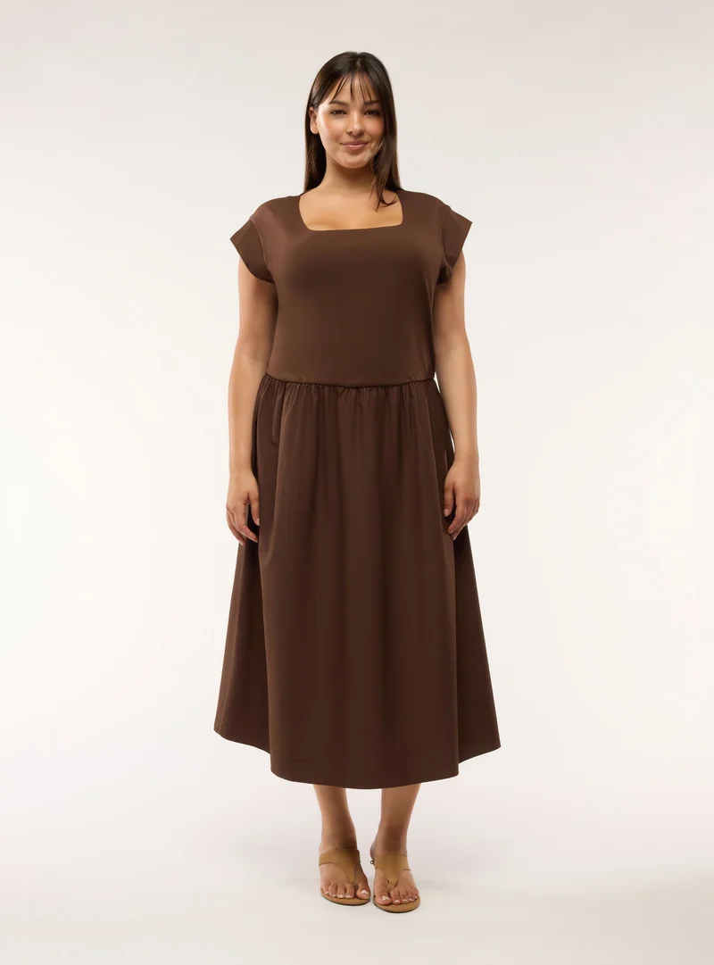 Vestito con scollo quadrato e vita arricciata