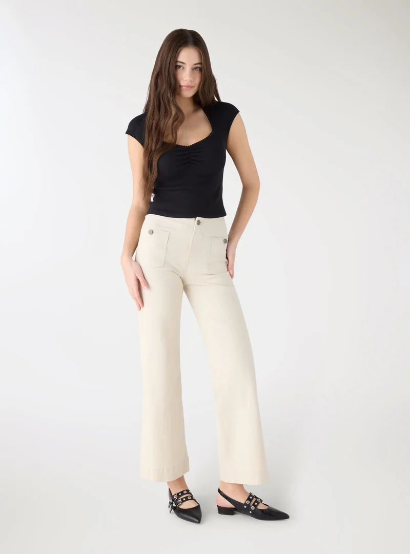 T-shirt crop con scollo a cuore e arricciatura