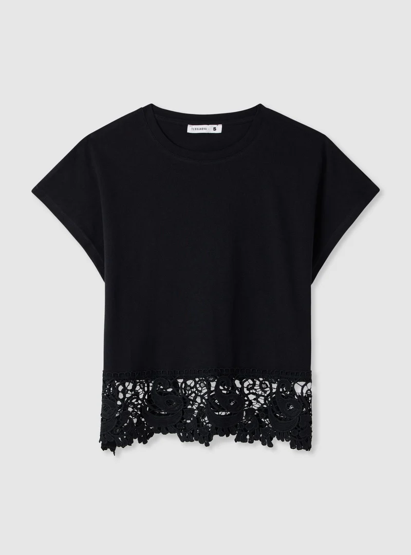 T-shirt crop ampia con bordo macramè