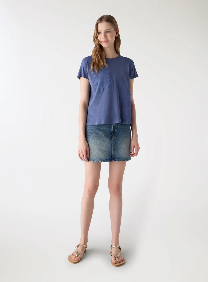 T-shirt con stampa paisley
