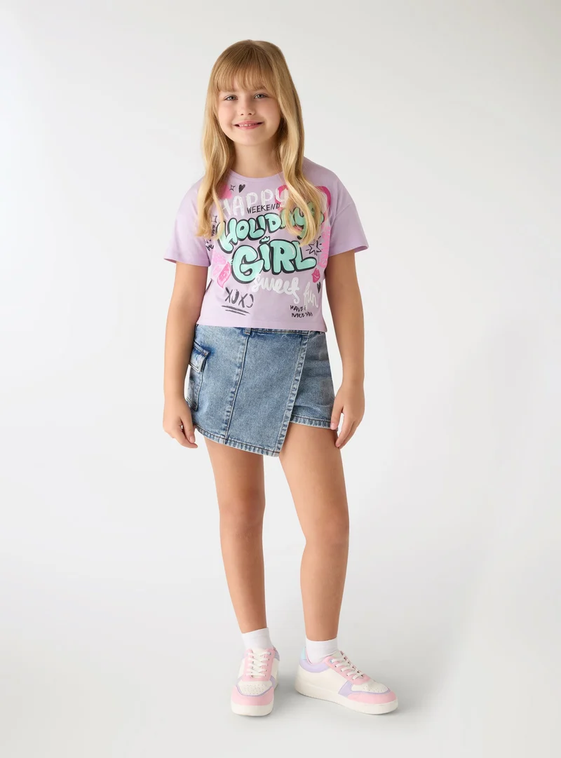 T-shirt crop con stampa graffiti