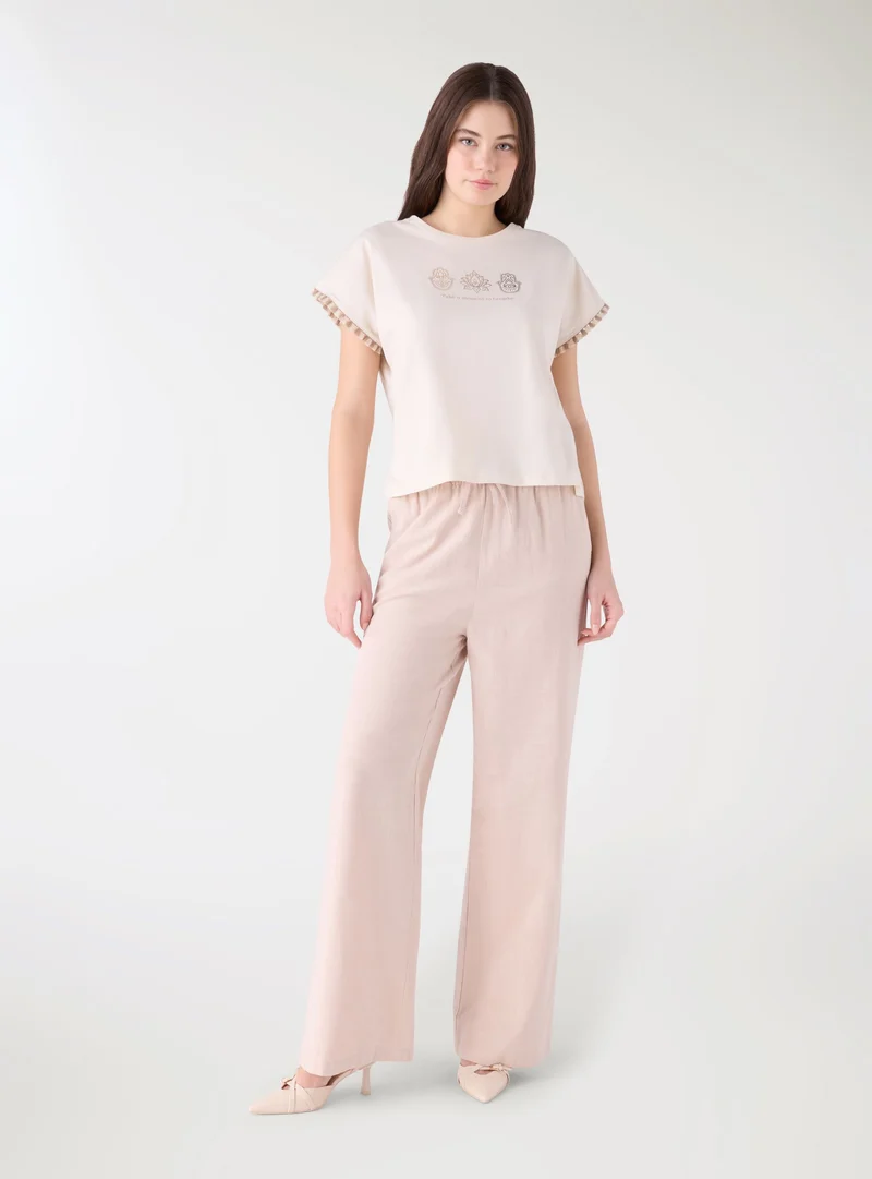 T-shirt con stampa e bordi con frange