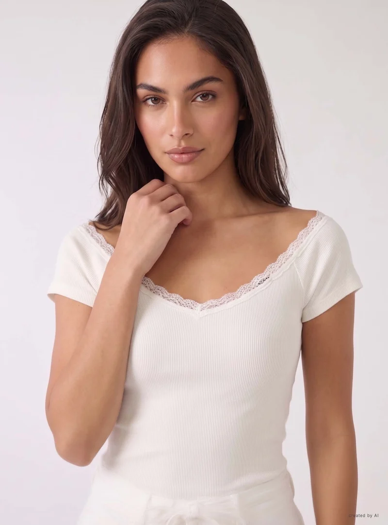 T-shirt con scollo a V e pizzo