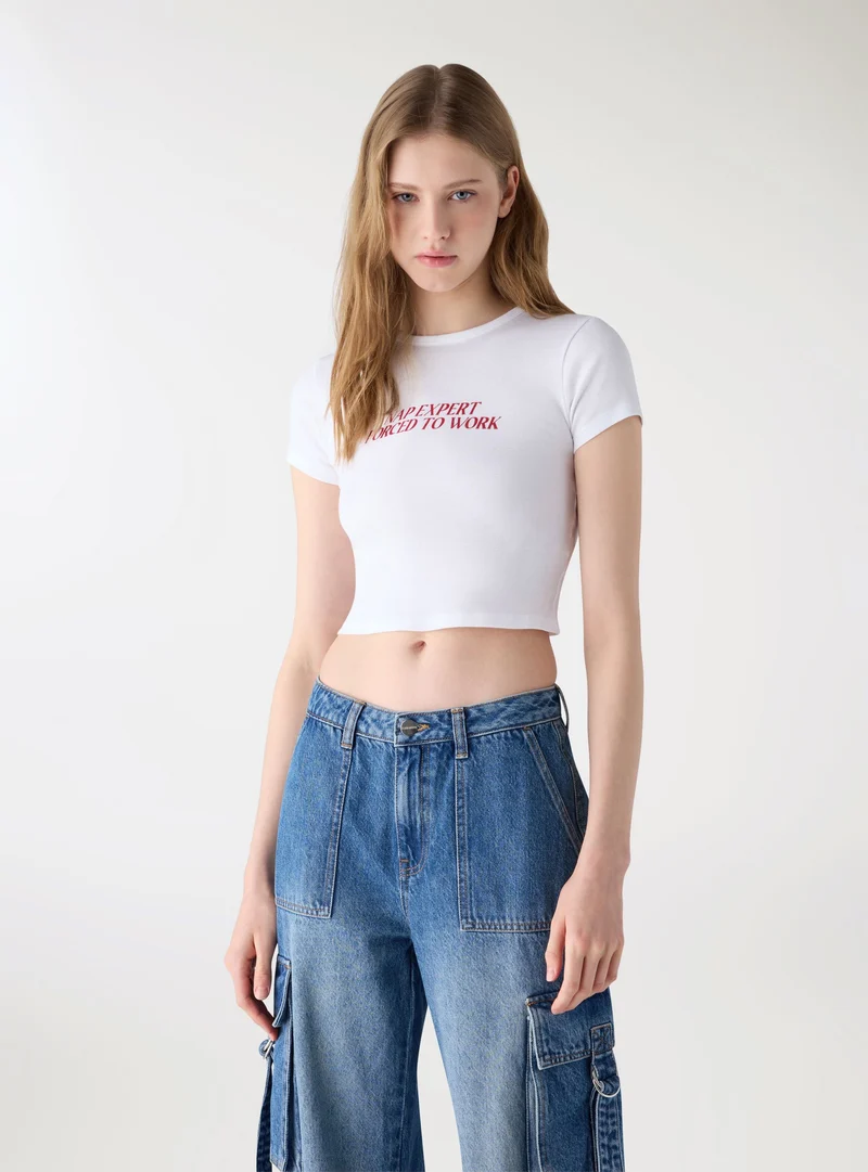 T-shirt crop con scritta