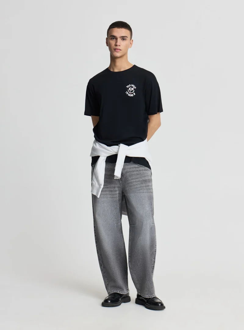 T-shirt con stampa graffito fronte e retro