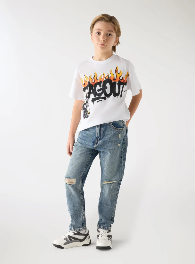 T-shirt con stampa graffiti e fiamme