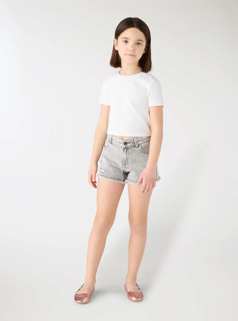 Shorts jeans con strappi e orlo sfrangiato