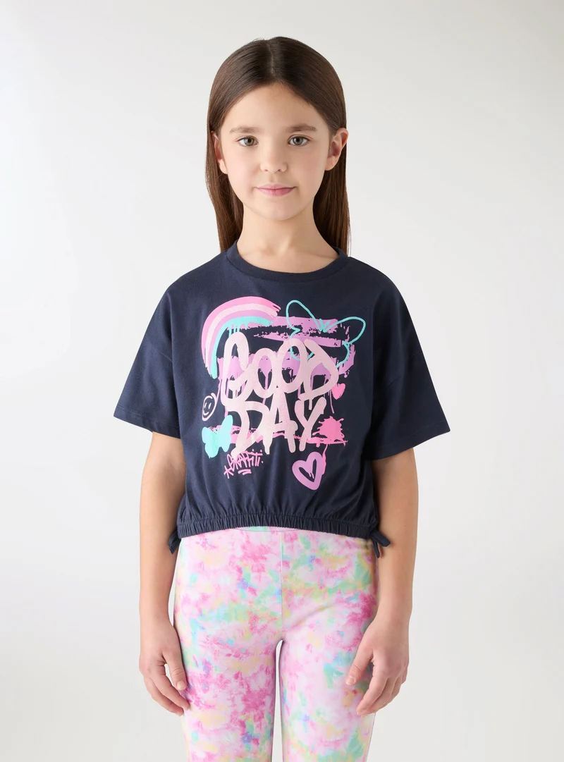 T-shirt crop con stampa graffiti