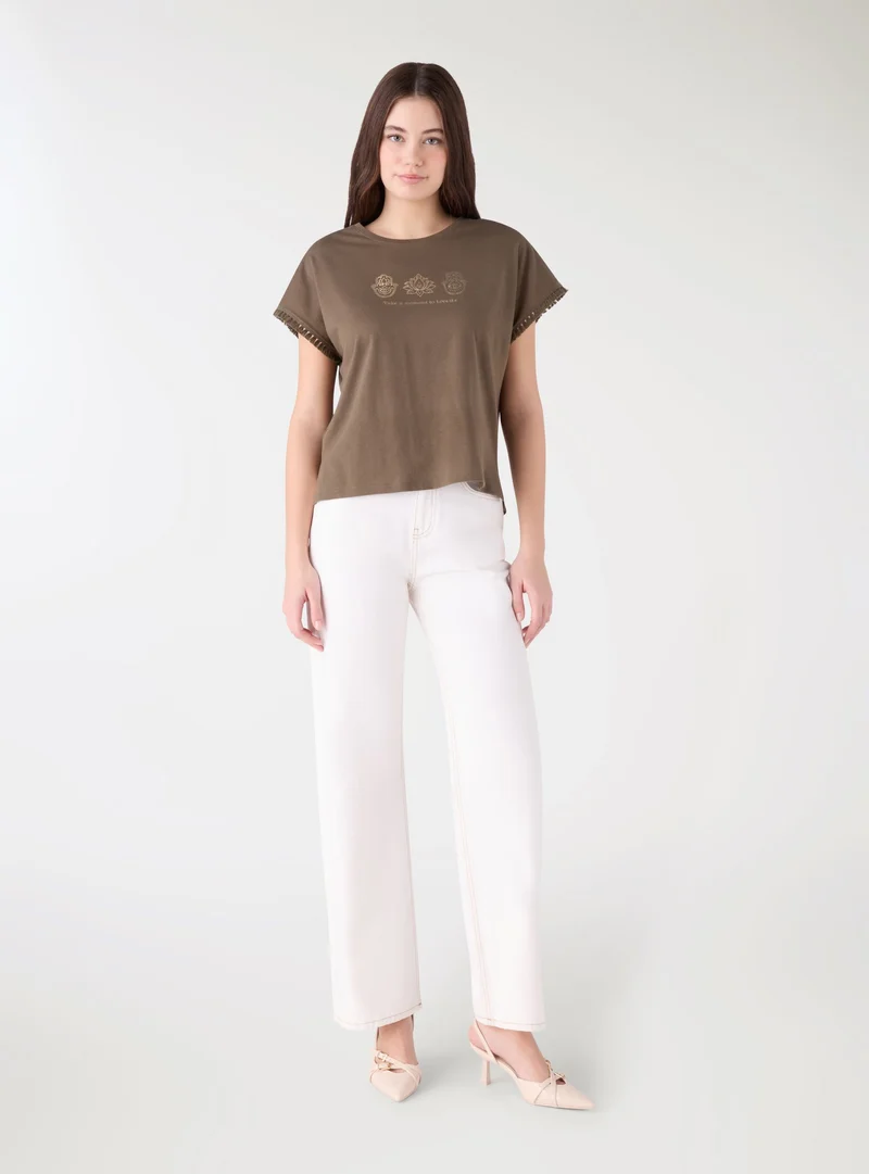 T-shirt con stampa e bordi con frange