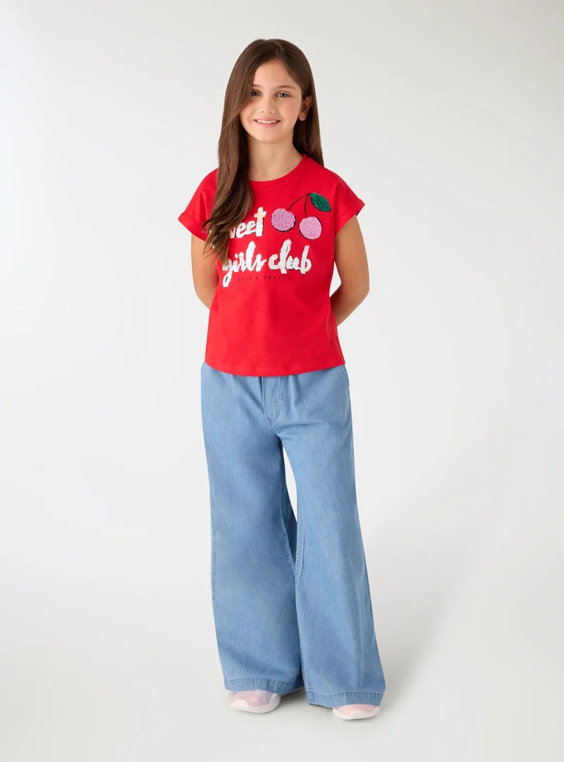 T-shirt con scritta e ciliegie in paillettes