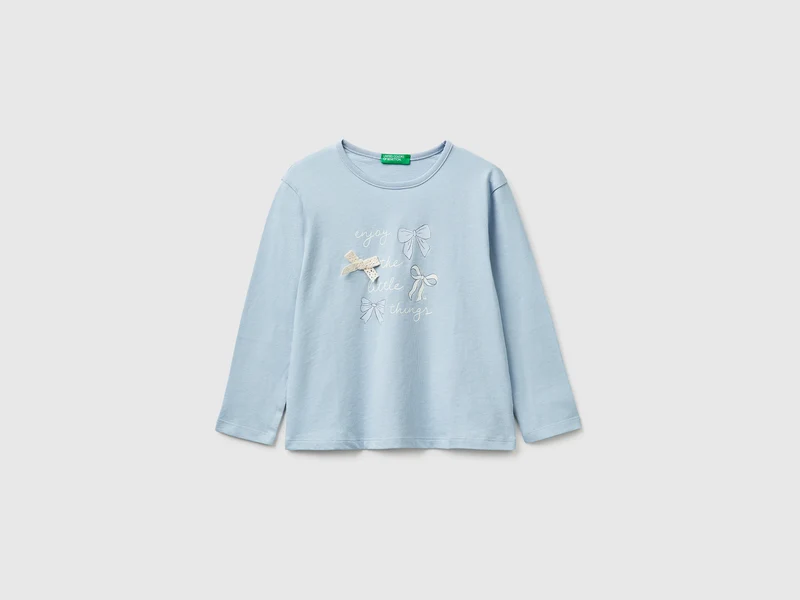 T-shirt con stampa e applicazioni