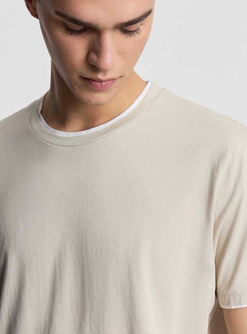 T-shirt a tinta unita con bordi a contrasto