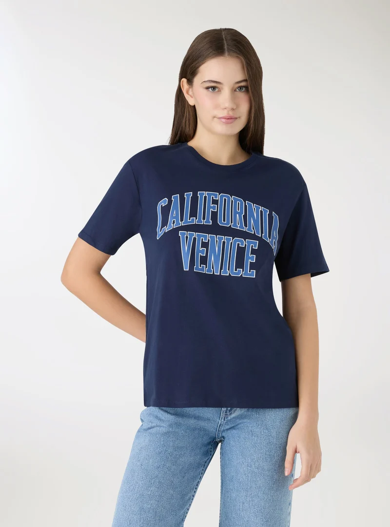 T-shirt ampia con stampa college