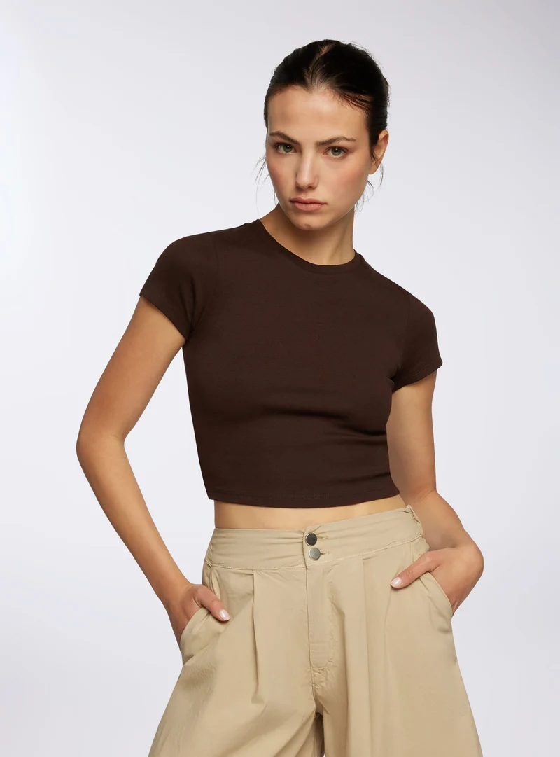 T-shirt crop aderente tinta unita