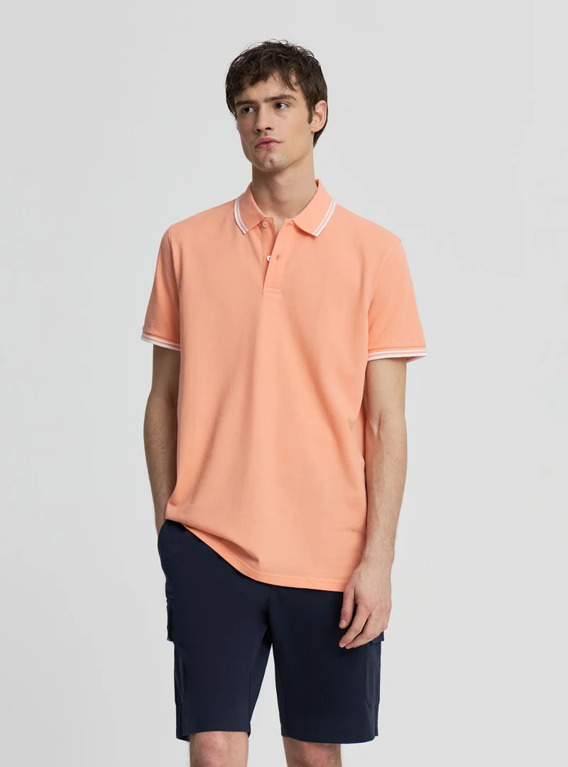T-shirt polo con profili a contrasto