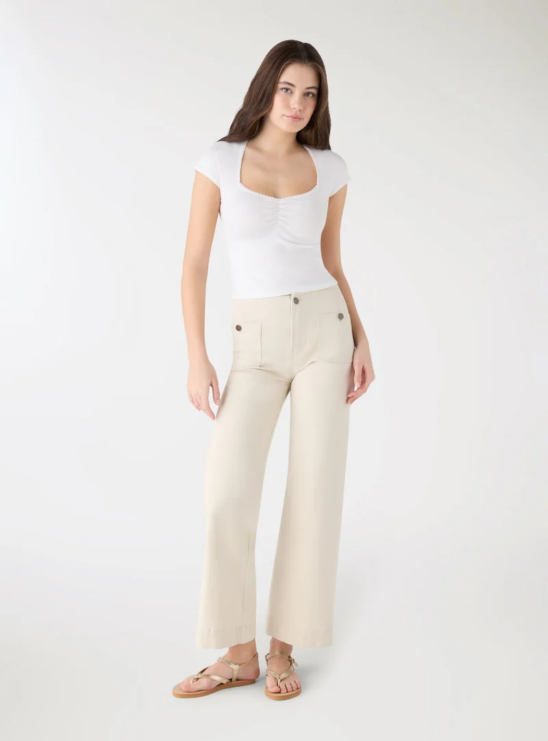 T-shirt crop con scollo a cuore e arricciatura