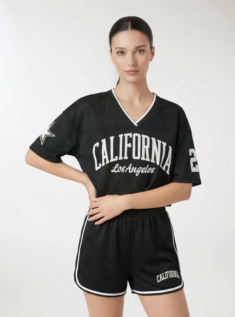 T-shirt crop in rete con stampa college