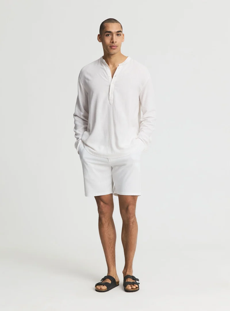 Pantaloncini chino in lino con pinces