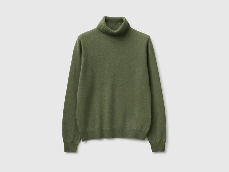 Maglione dolcevita verde militare in pura lana Merino