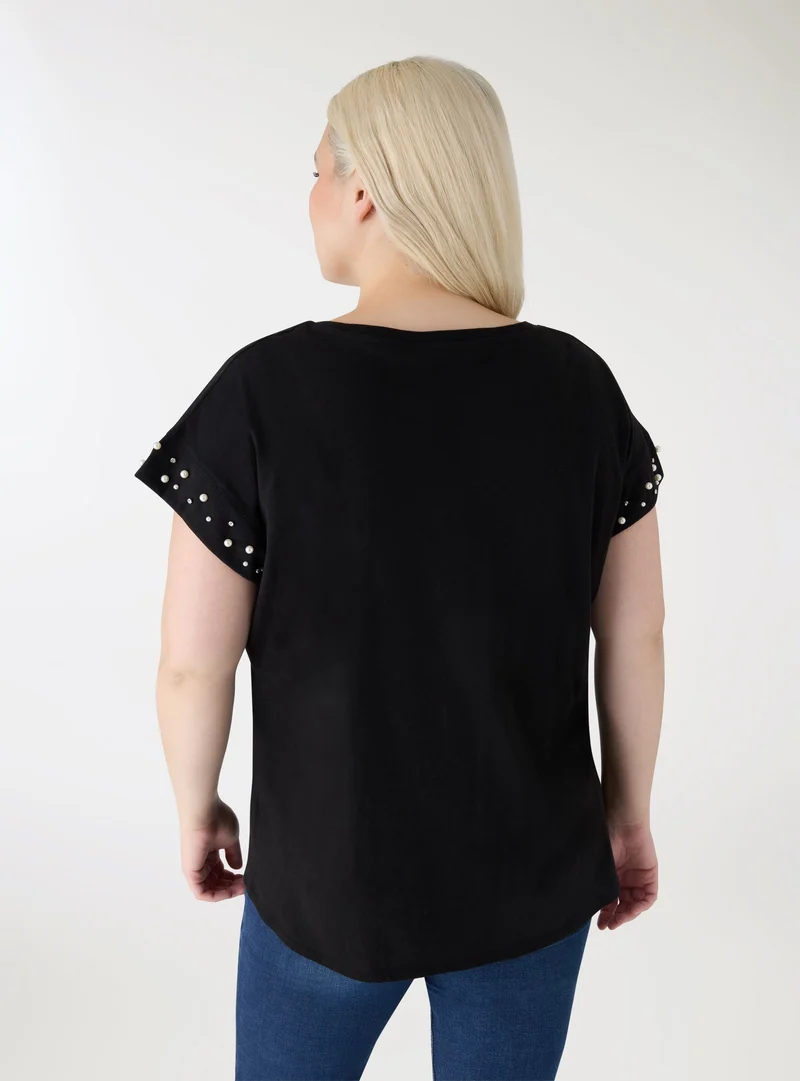 T-shirt con scollo a V e perle