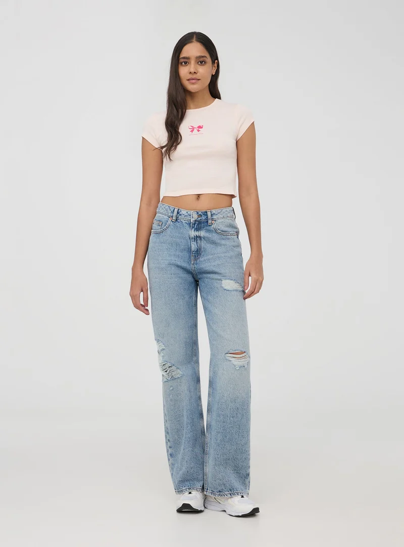 T-shirt crop con piccola stampa e scritta frontale