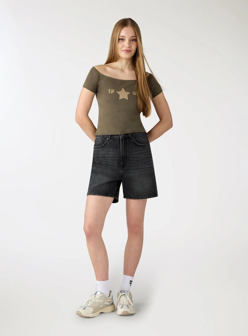 T-shirt crop a spalle scoperte con patch stella