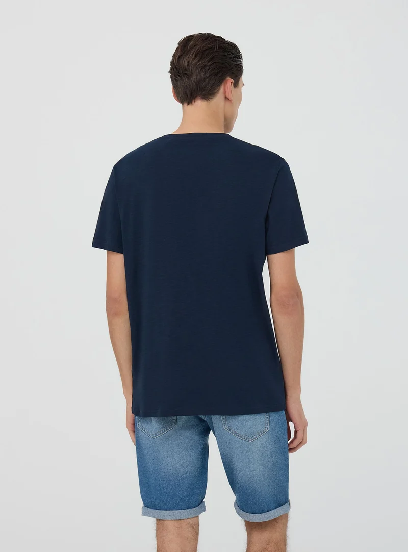 T-shirt con scritta frontale