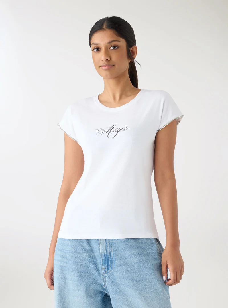 T-shirt con scritta e strass