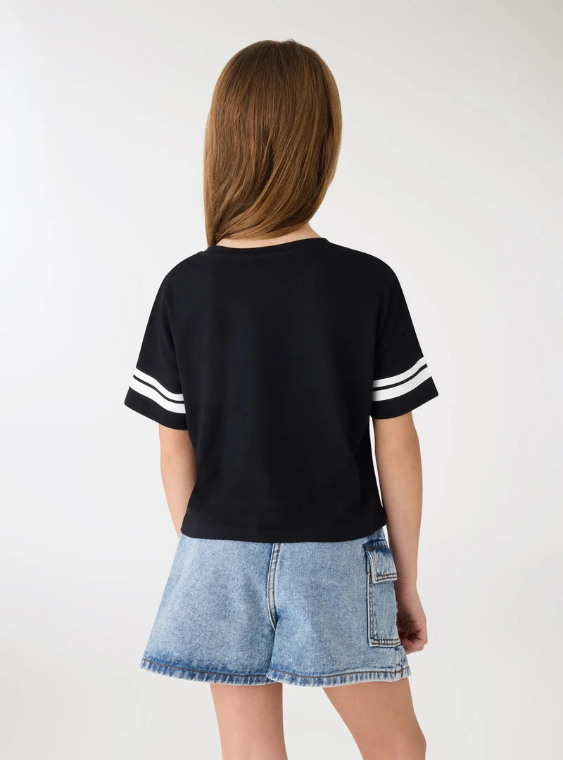 T-shirt con stampa college