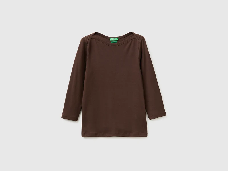 T-shirt slim fit con scollo a barchetta