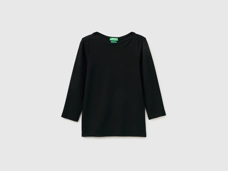 T-shirt slim fit con scollo a barchetta