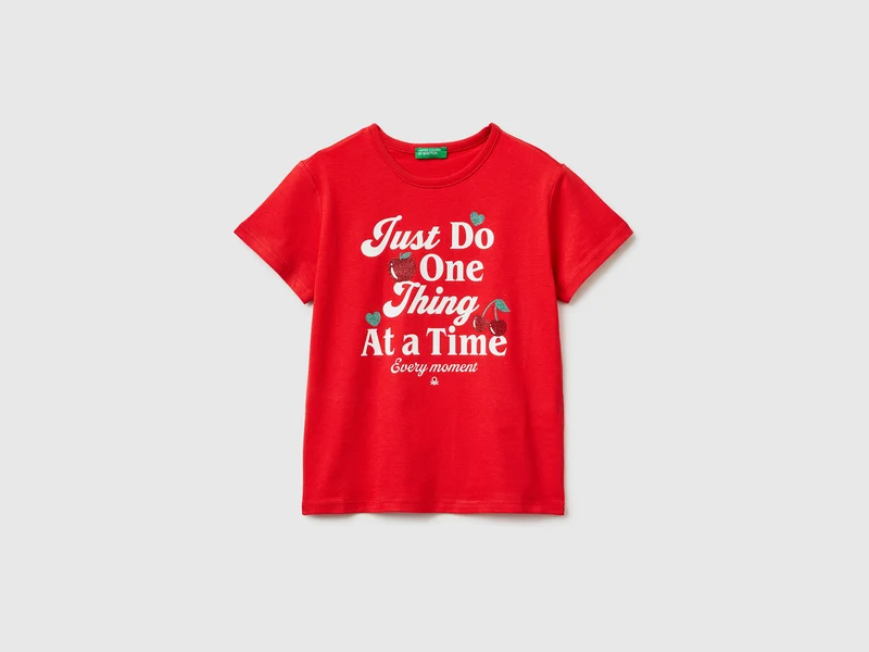 T-shirt con stampa e glitter