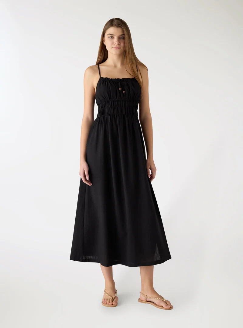 Vestito lungo con spalline sottili