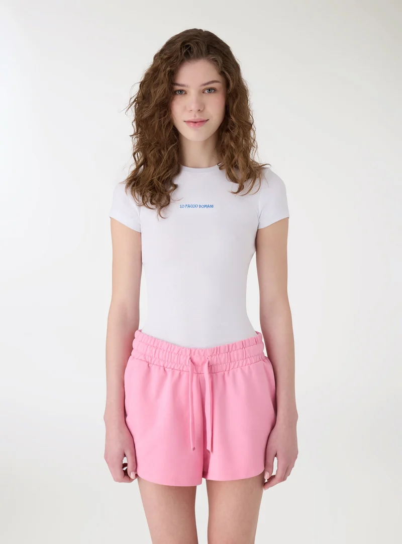T-shirt crop con scritta ricamo