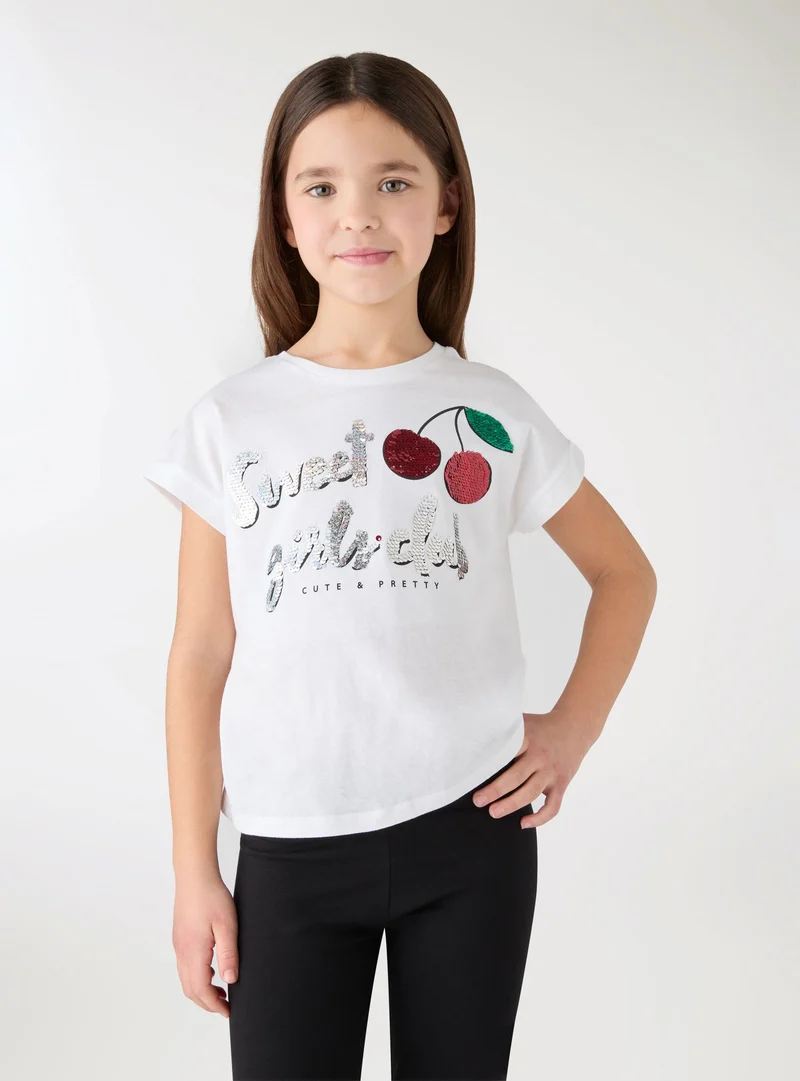 T-shirt con scritta e ciliegie in paillettes