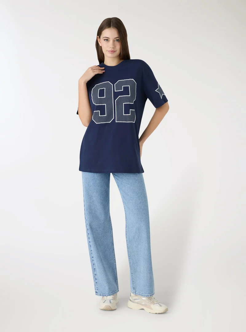 T-shirt maxi con numero e stelle