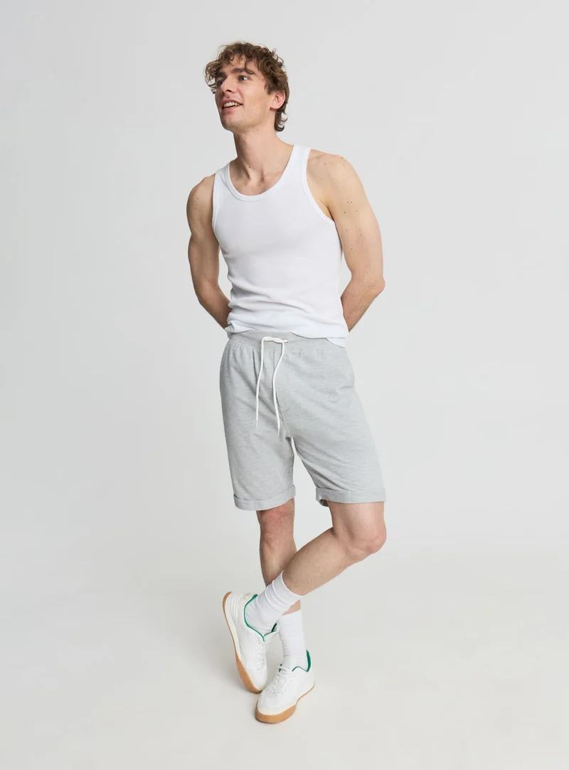 Pantaloni tuta chino corti