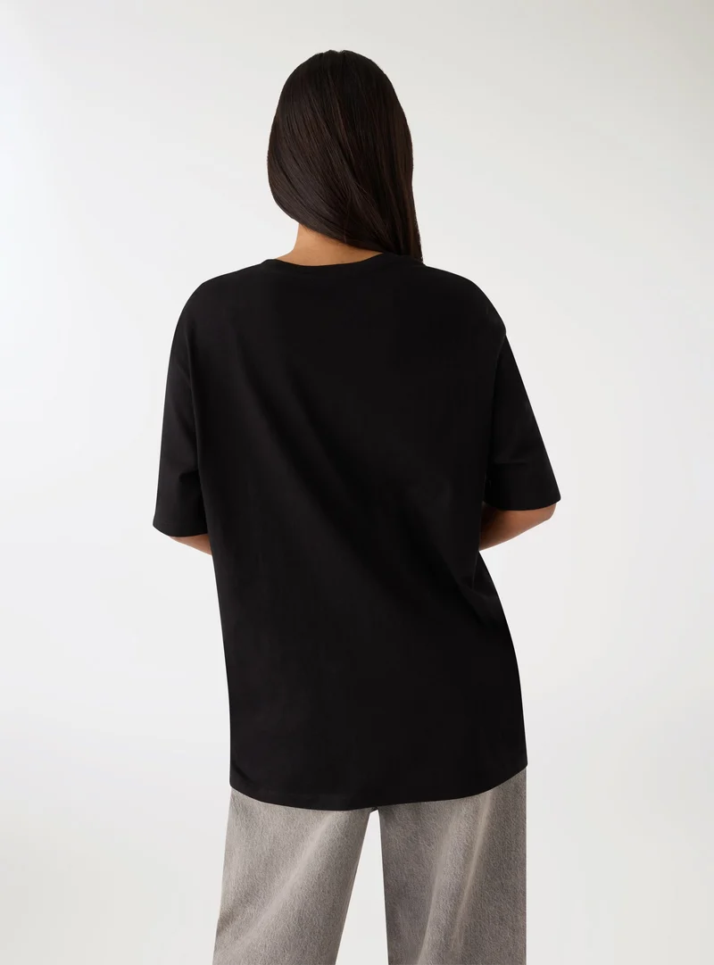 T-shirt maxi con numero e stelle