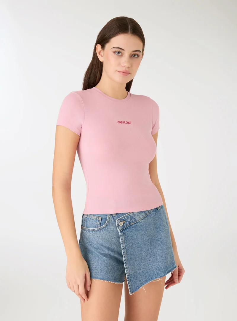 T-shirt crop con scritta ricamo