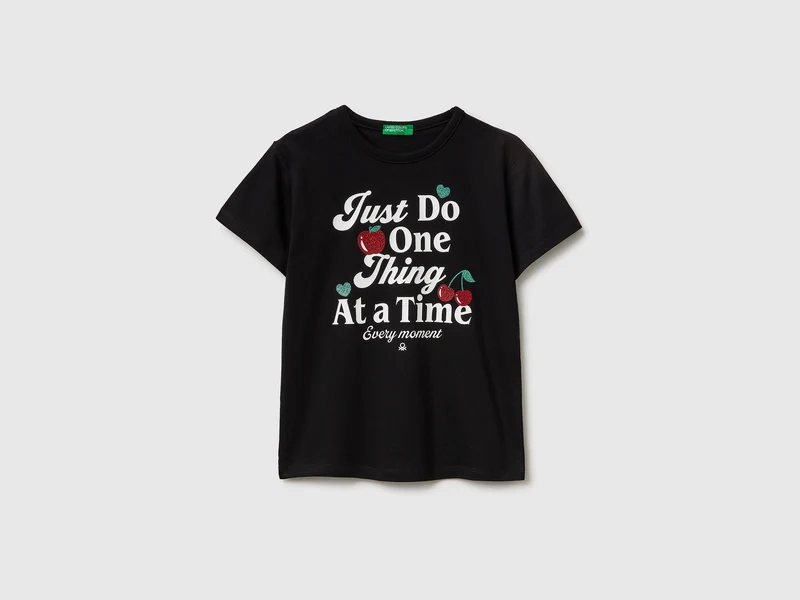 T-shirt con stampa e glitter