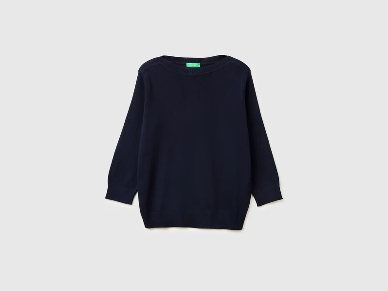Maglia blu scuro con scollo a barchetta