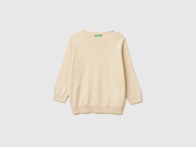 Maglia beige con scollo a barchetta