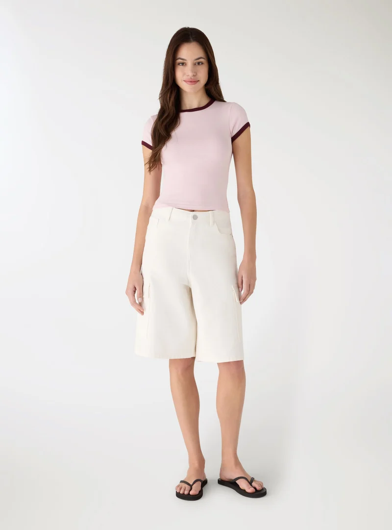 T-shirt crop con bordi a contrasto