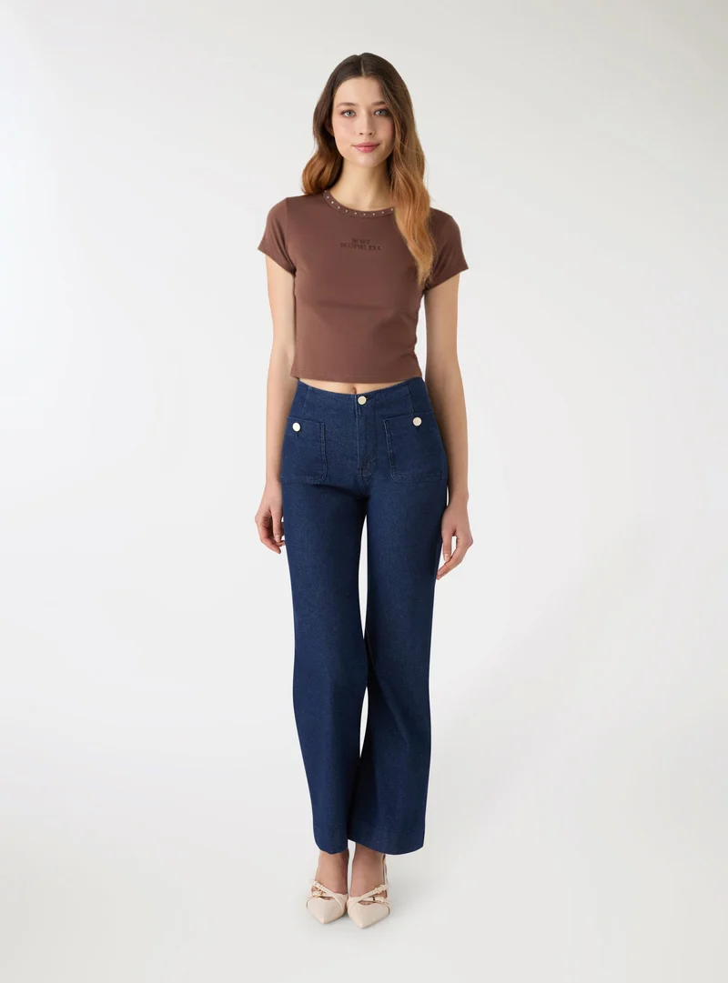 Jeans wide leg con tasche applicate